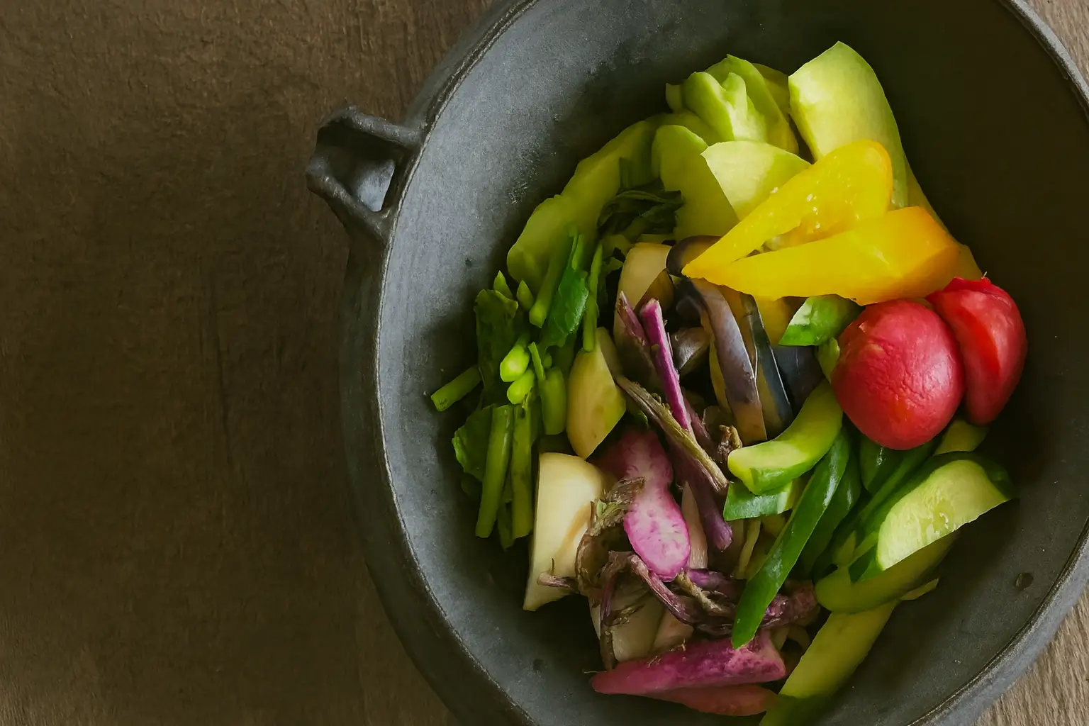 彩り豊かな漬物とごはんが並ぶ食卓のイメージ