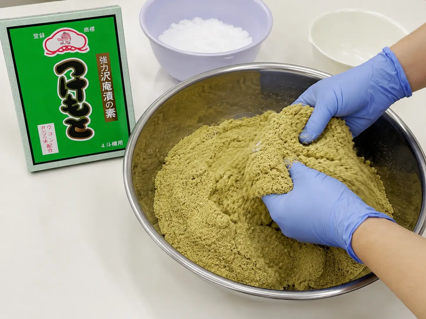 ビニール袋の中でぬか、塩、青箱を混ぜて混合ぬかを作っているイメージ