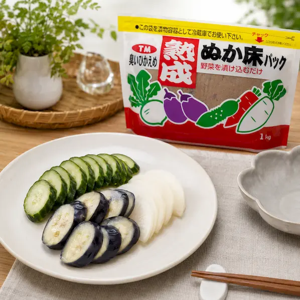 きゅうり、紫色のなす、大根のぬか漬けを和モダンな器に盛り付けた完成イメージ
