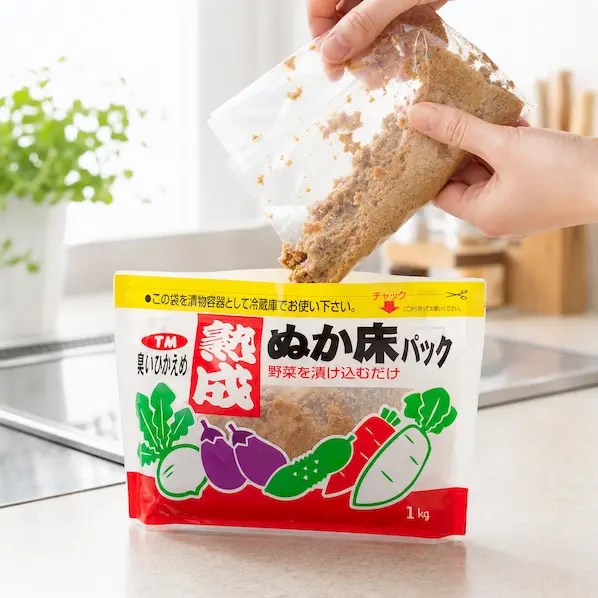 中袋のねり床を熟成ぬか床パックの外袋へ移している工程