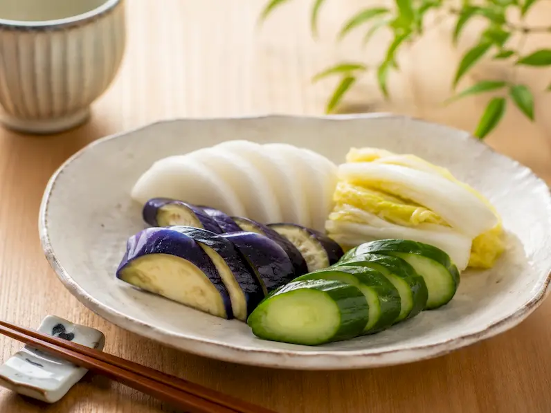 きゅうり、なす、大根、白菜のぬか漬けを和食器に少量ずつ盛り付けた完成イメージ