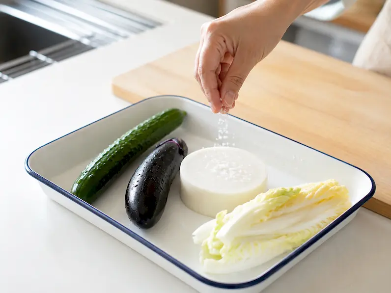 きゅうり、なす、大根、白菜を洗い、軽く塩もみする準備のイメージ