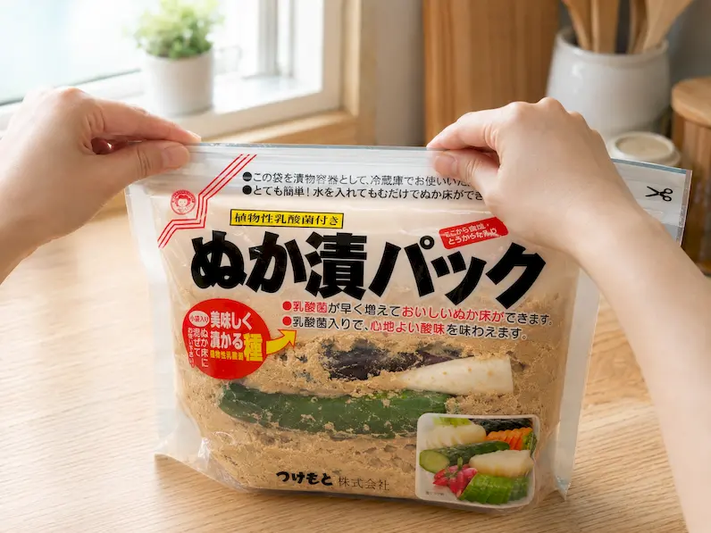 野菜をぬか床に入れて袋の空気を抜きチャックを閉めているイメージ