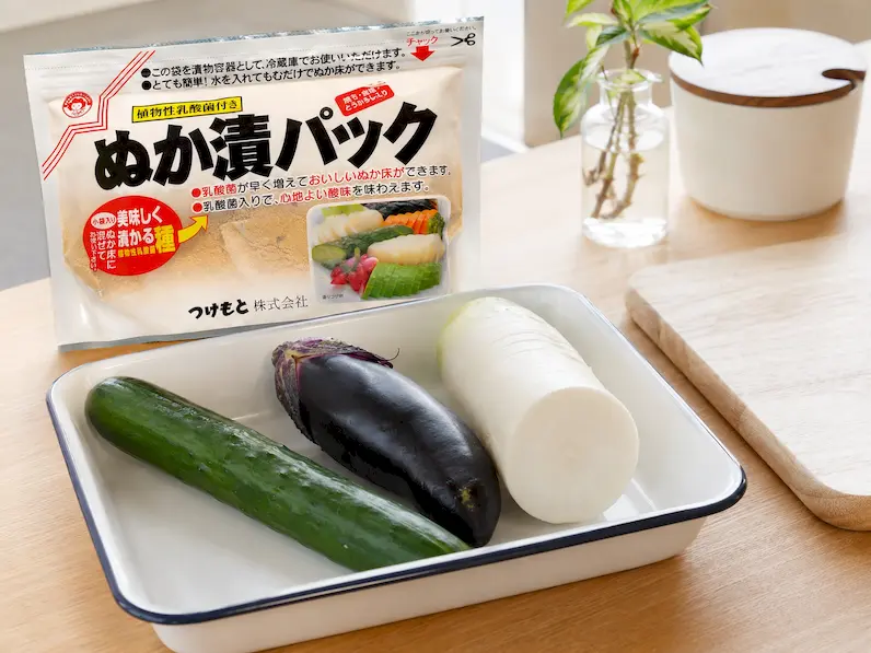きゅうり1本、なす1本、大根1/4本を洗って軽く塩もみする準備をしているイメージ