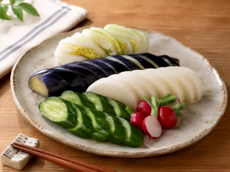きゅうり、なす、大根、キャベツのぬか漬けを和食器に少量ずつ盛り付けた完成イメージ