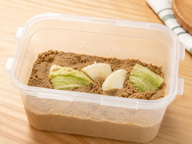 クズ野菜をぬか床に入れて捨て漬けしている工程