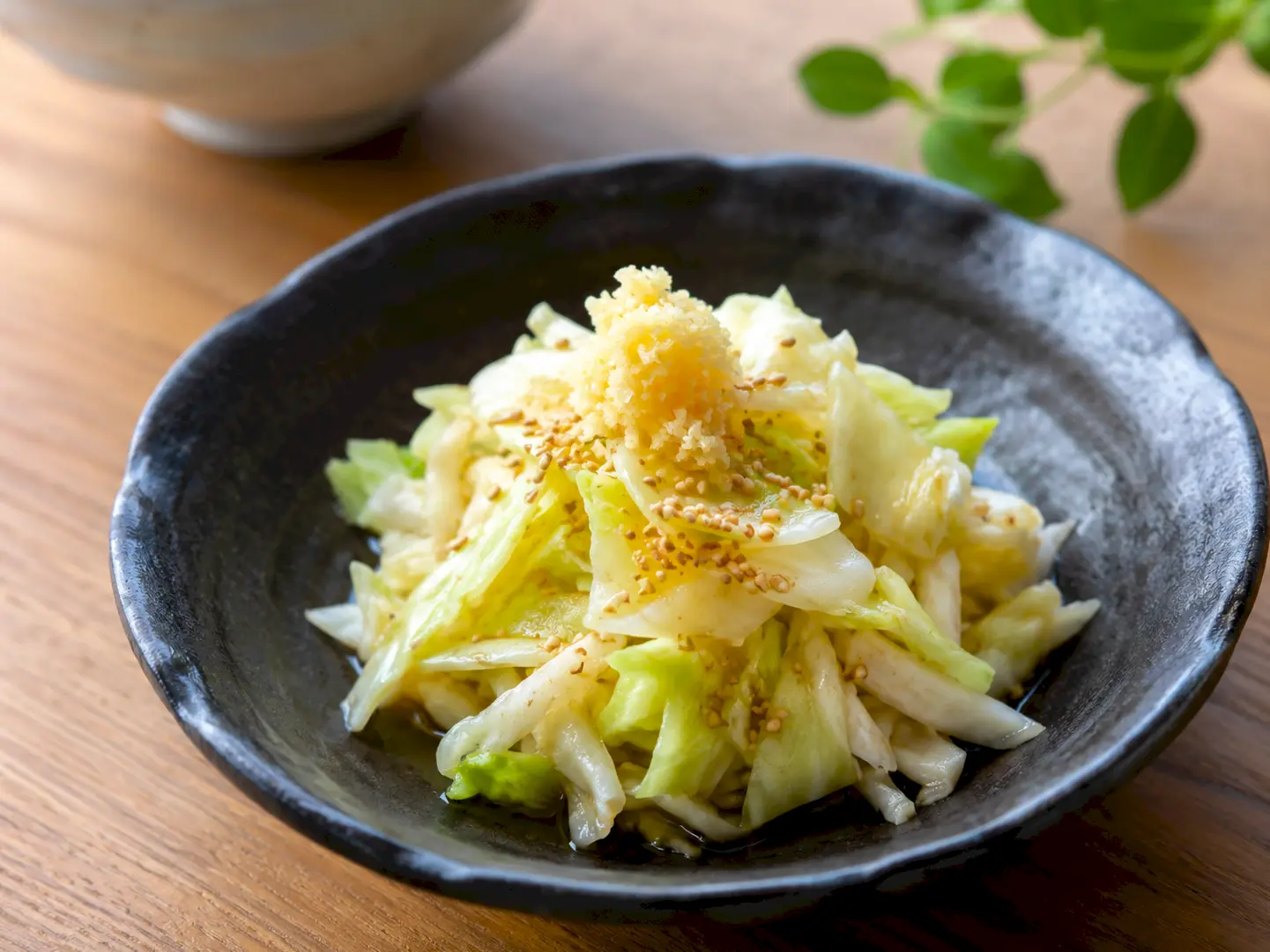 完成したぬか漬けキャベツのだし生姜風味を食卓に置いたイメージ
