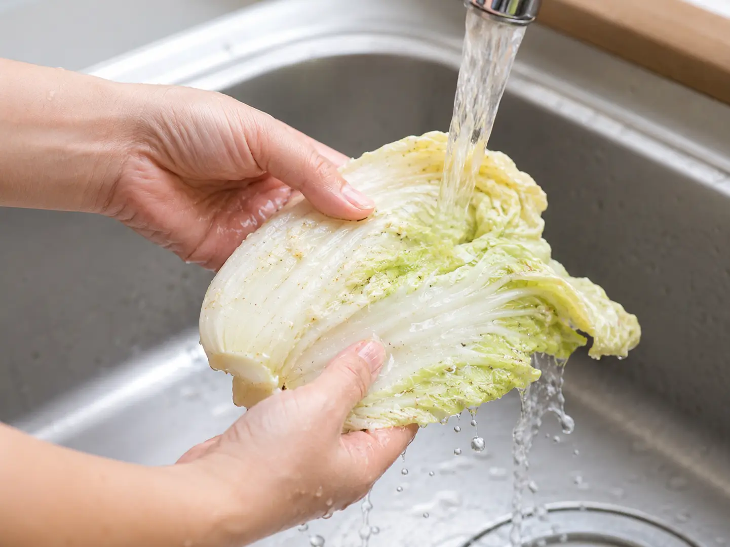 ぬか漬けキャベツを流水で軽く水洗いする工程