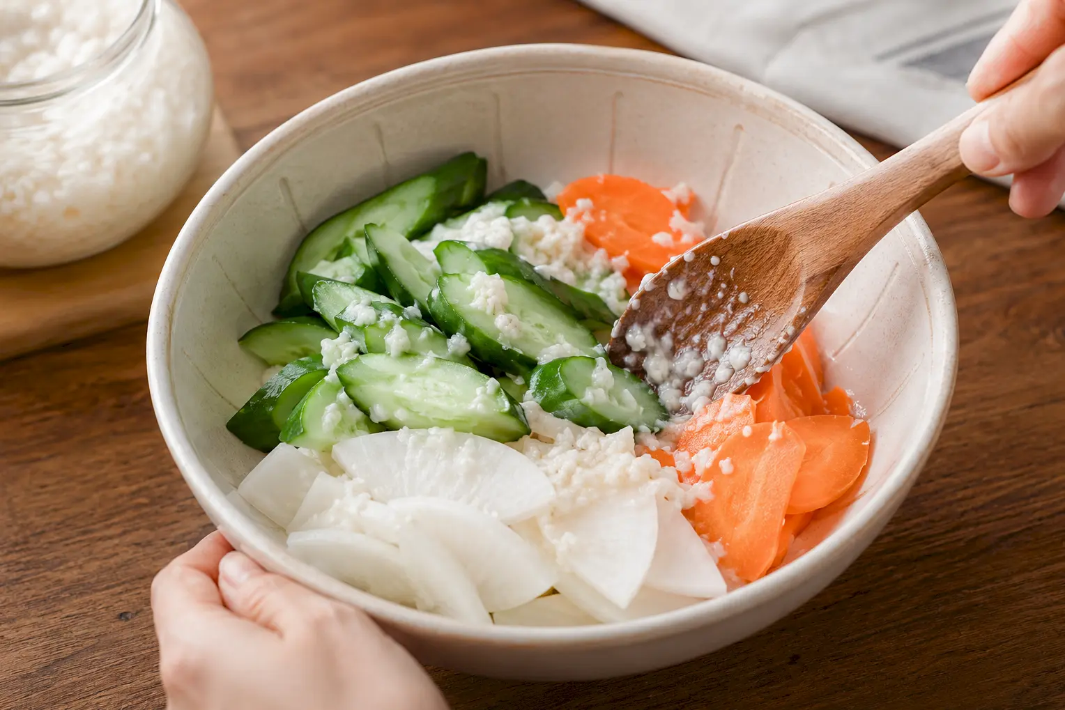 手作り塩麹を野菜に使うイメージ