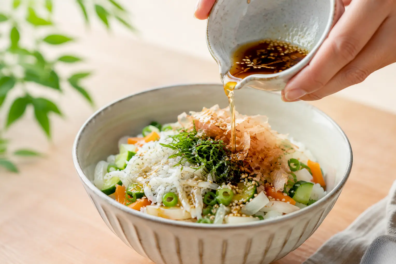 あさ漬け丼にタレを回しかける工程