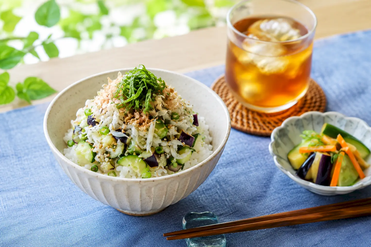 夏らしいあさ漬け丼の食卓イメージ