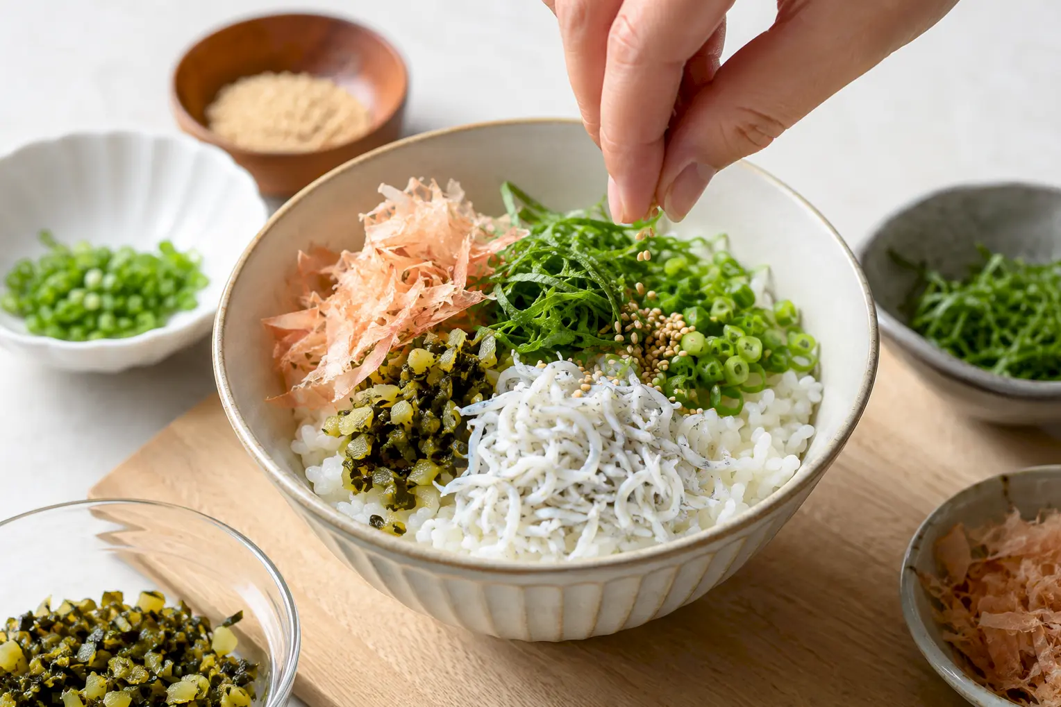 ご飯にあさ漬け、しらす、かつお節、大葉、ねぎ、ごまを盛り付ける工程