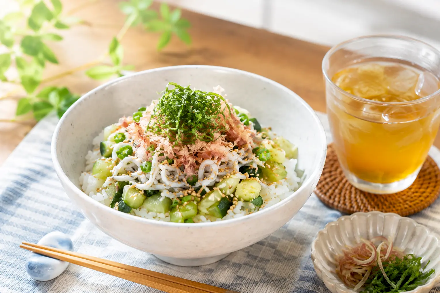夏休みのお昼にあさ漬け丼を食卓へ出すイメージ