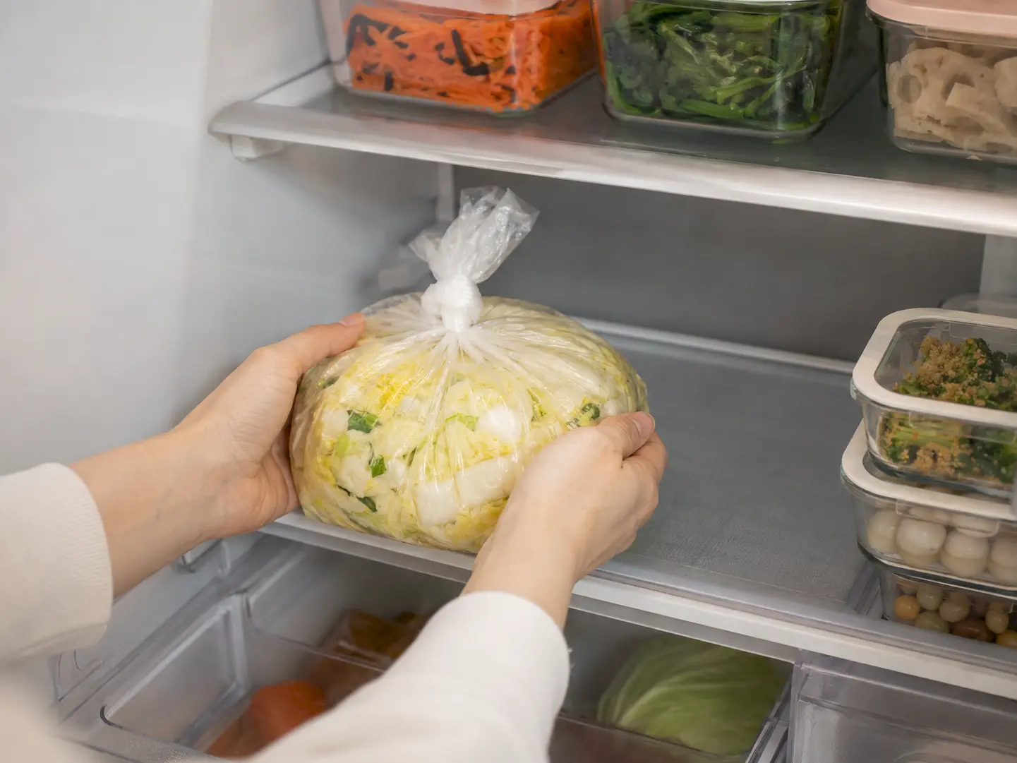 袋に入れた白菜漬を冷蔵庫に入れる工程