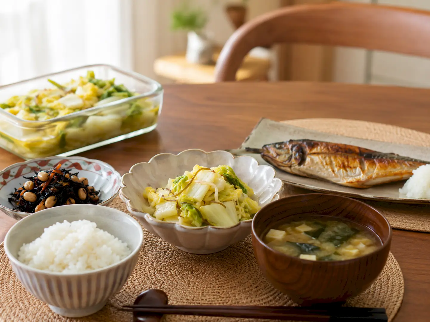 白菜のあさ漬けを置いた冬の和食卓
