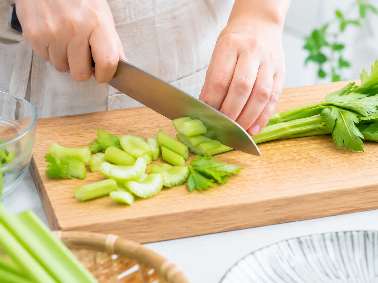 セロリの茎と葉を食べやすい大きさに切っている工程