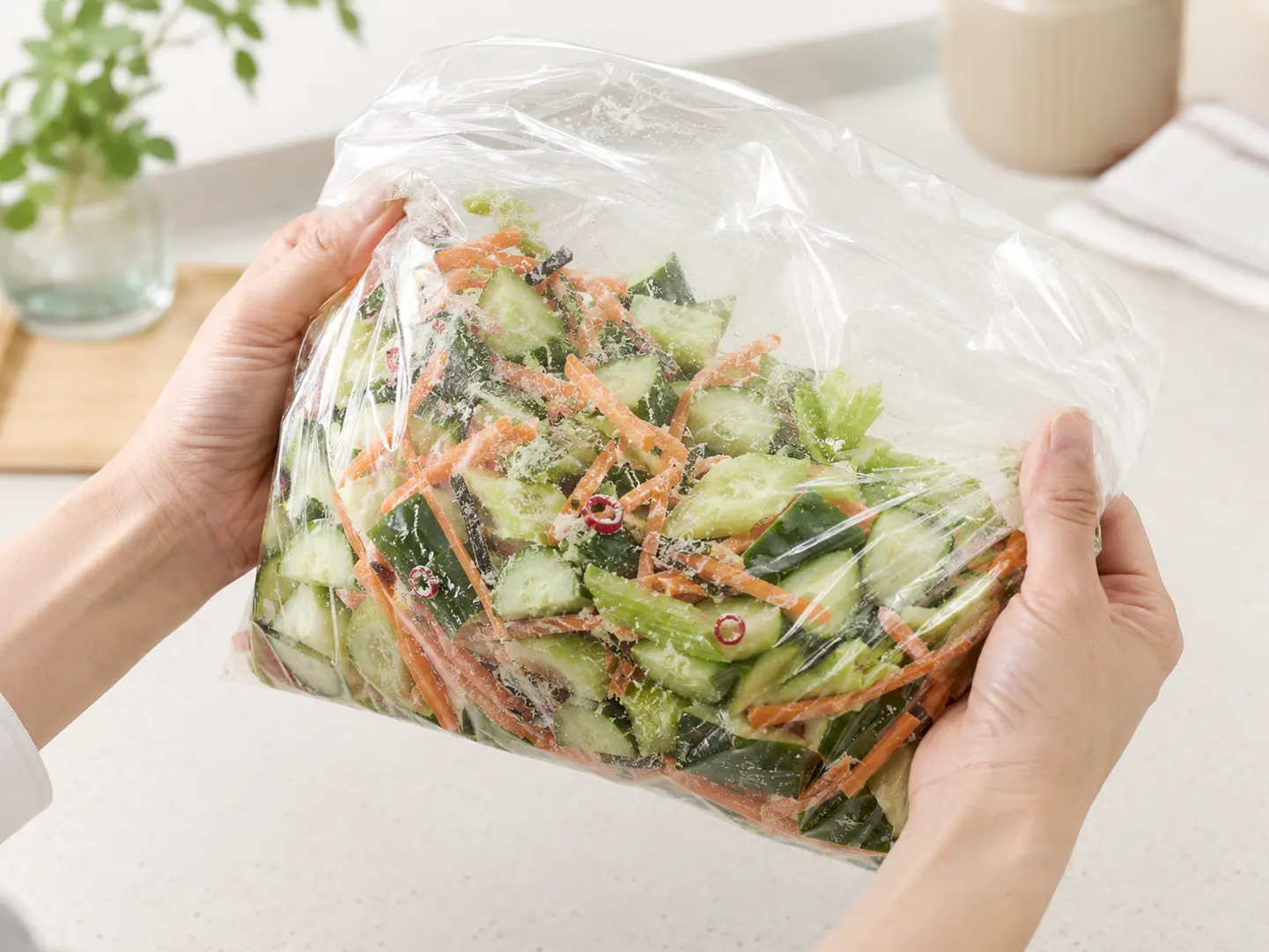 ポリ袋を振って野菜とあさ漬の素を混ぜている工程