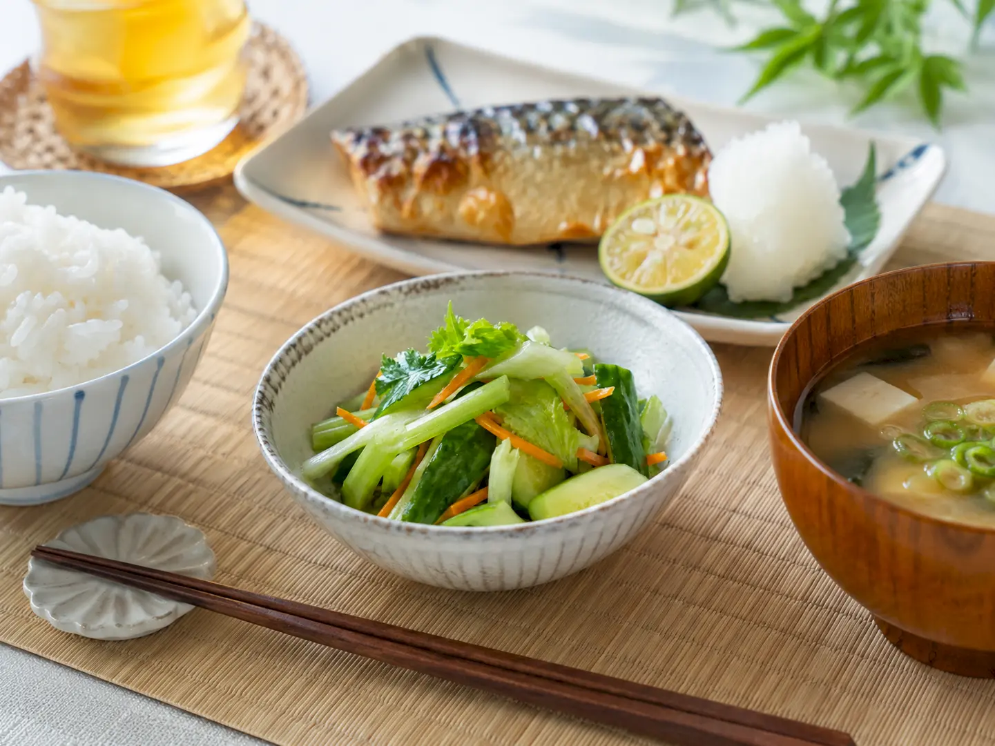 きゅうりとセロリのあさ漬けを置いた爽やかな和の食卓