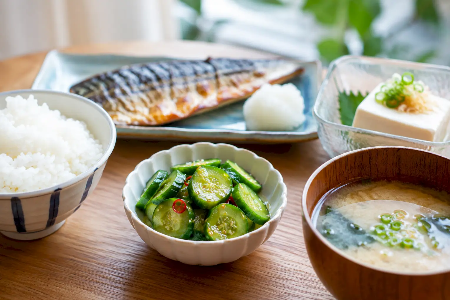 きゅうりの味付けゴマ油漬けを副菜として並べた夏の和食卓