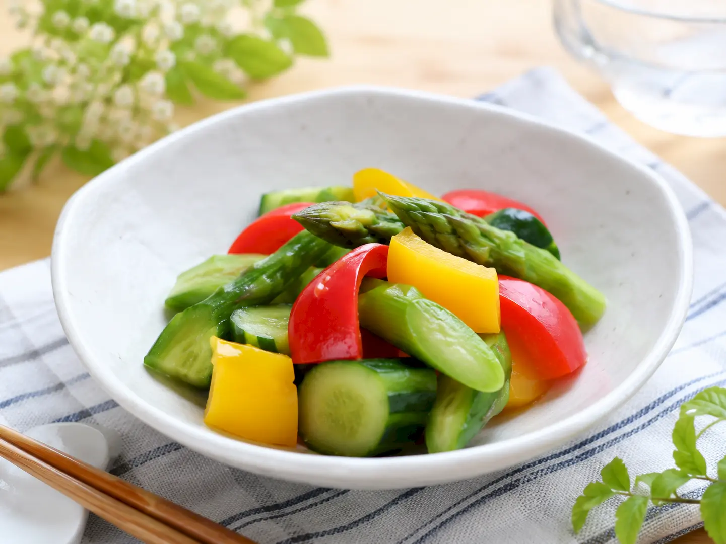 完成したカラフル野菜のあさ漬けを白い器に盛り付けた写真