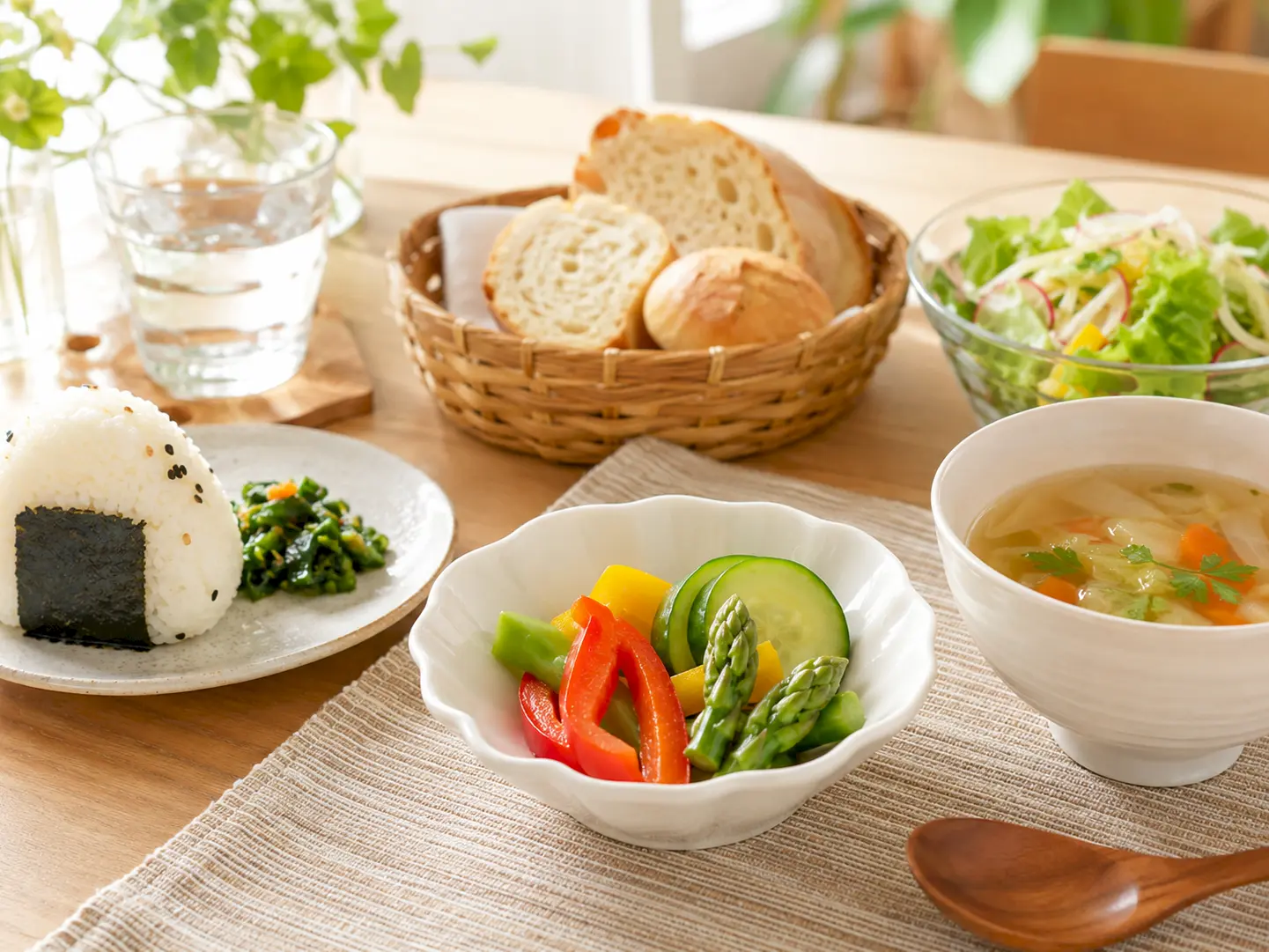 カラフル野菜のあさ漬けを昼食や軽い食事の副菜として並べた食卓