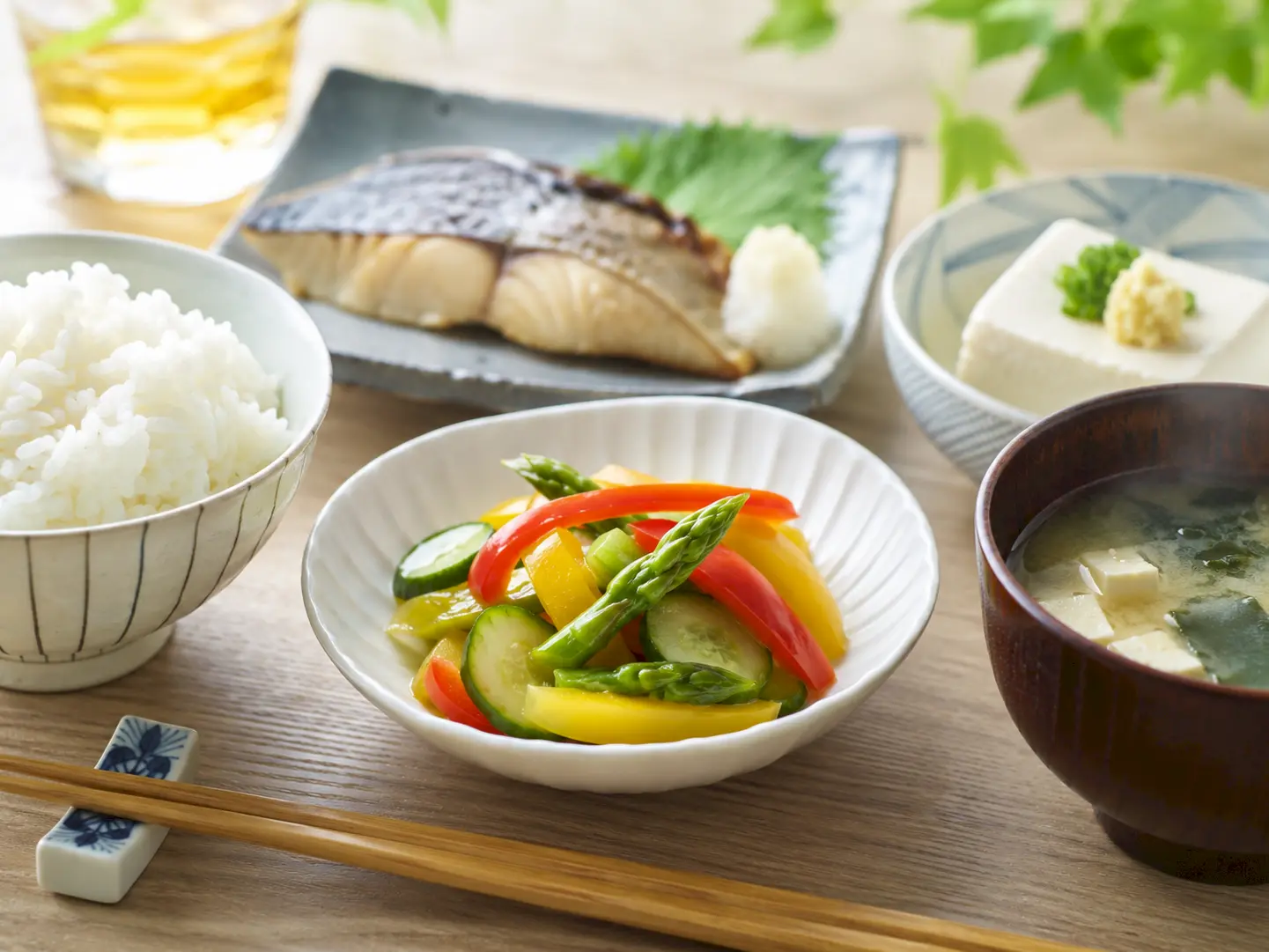 カラフル野菜のあさ漬けを副菜として並べた夏の和食卓