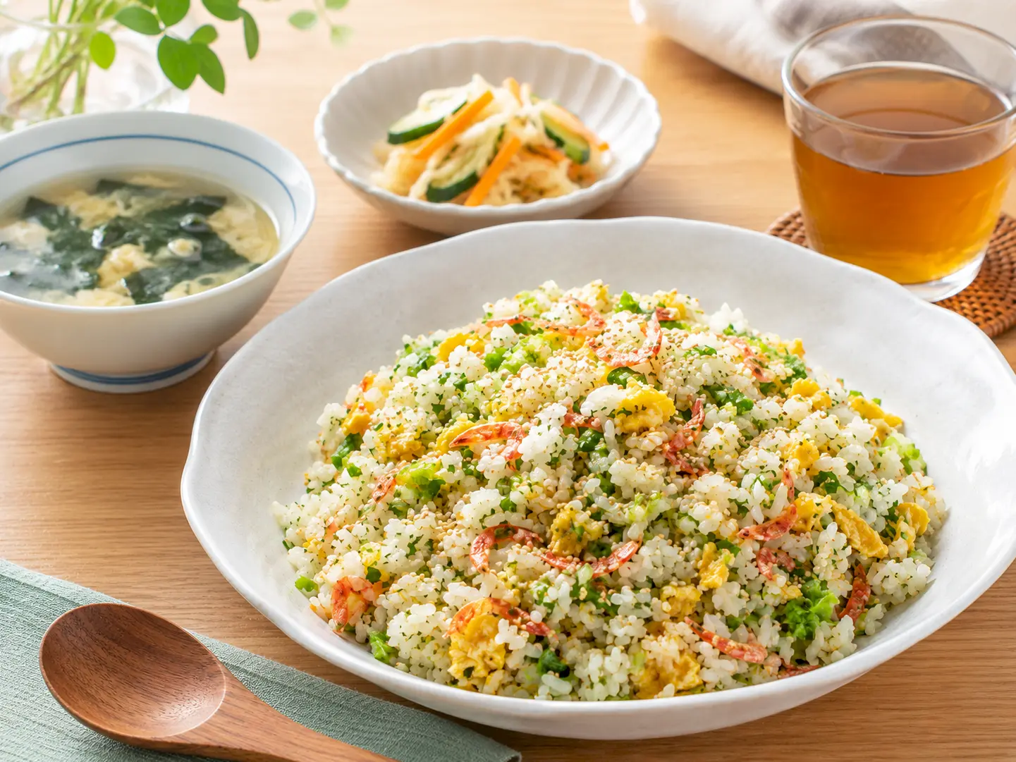 水菜漬けと桜えびのチャーハンを休日の昼食として並べた食卓