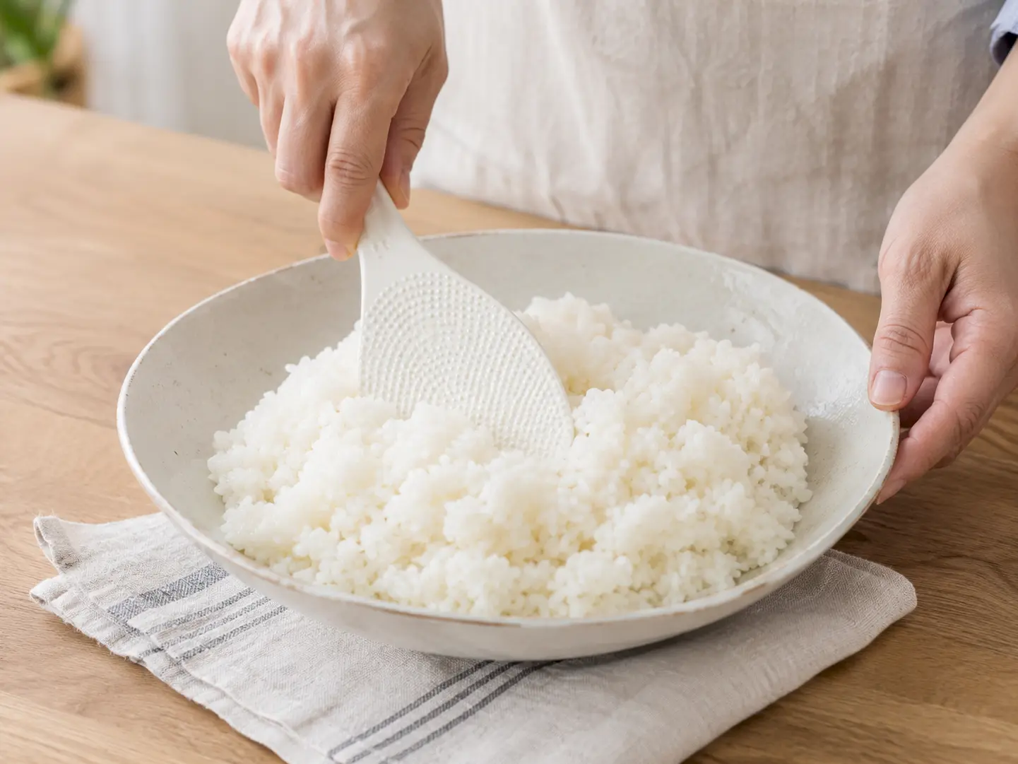 茶碗2杯分のご飯をしゃもじで軽くほぐしている工程