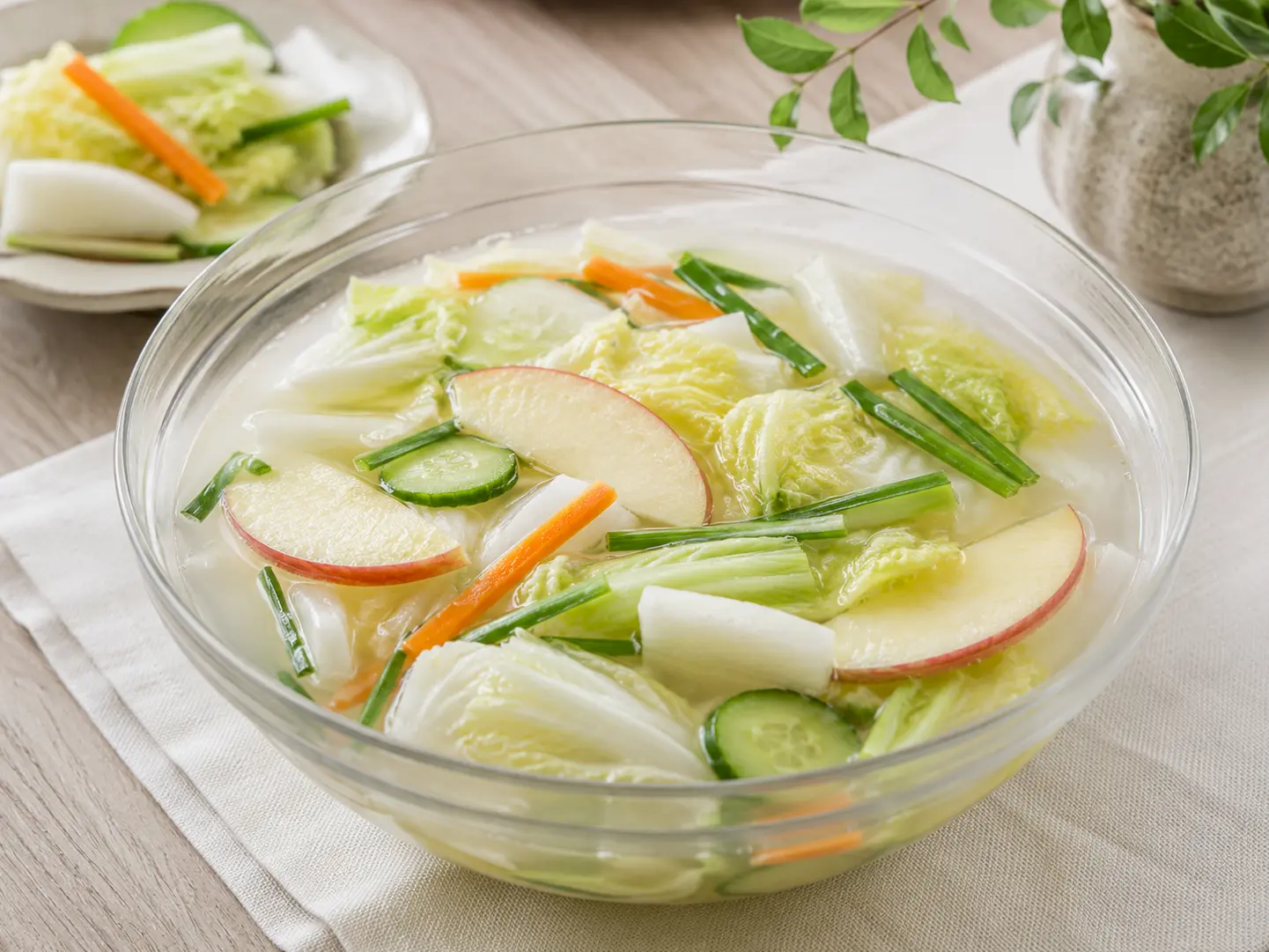透明感のある漬け汁と彩り野菜を器へ盛り付けた完成した水キムチ