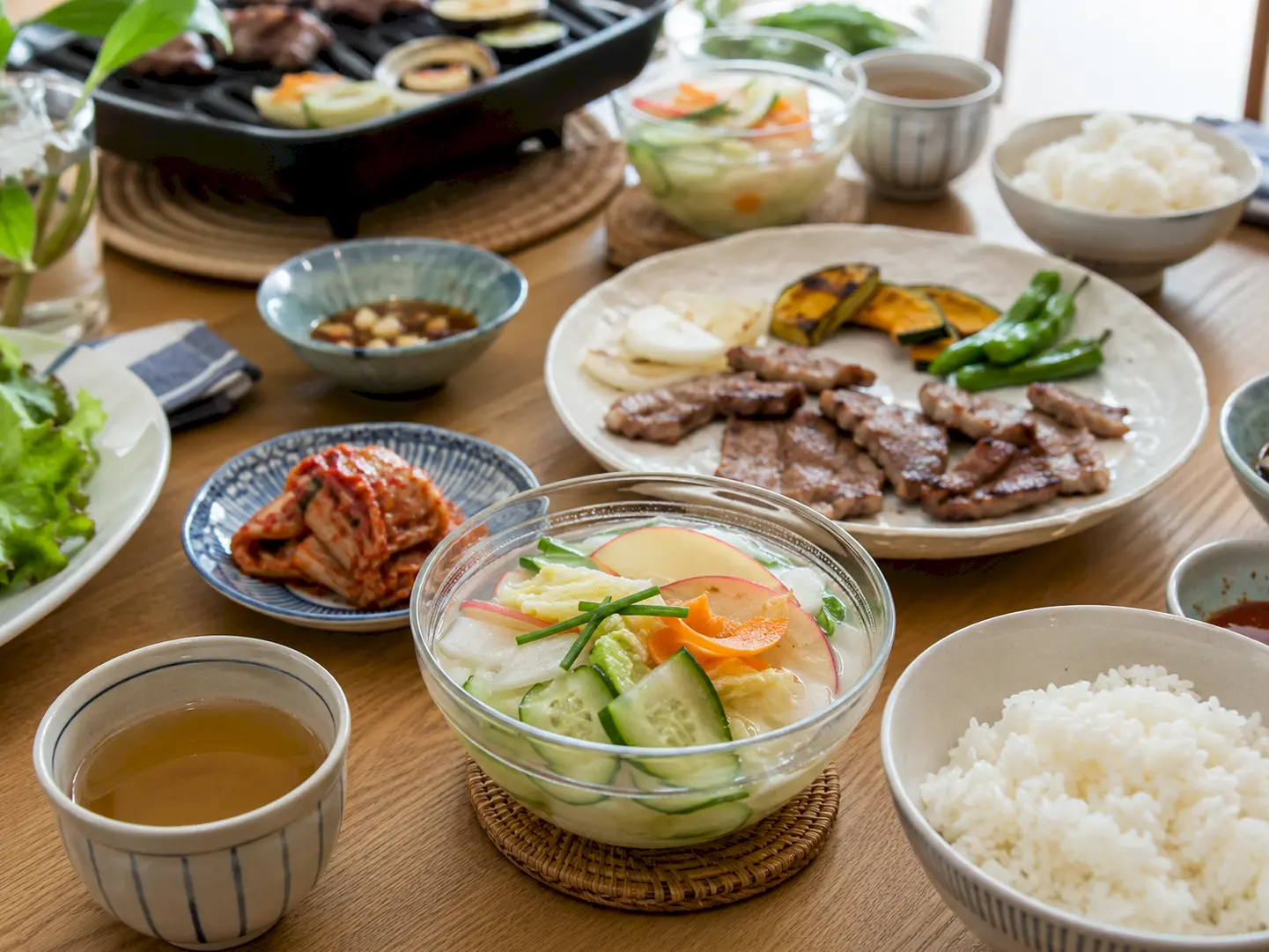 焼肉の後の口直しとして水キムチを添えた家庭の食卓