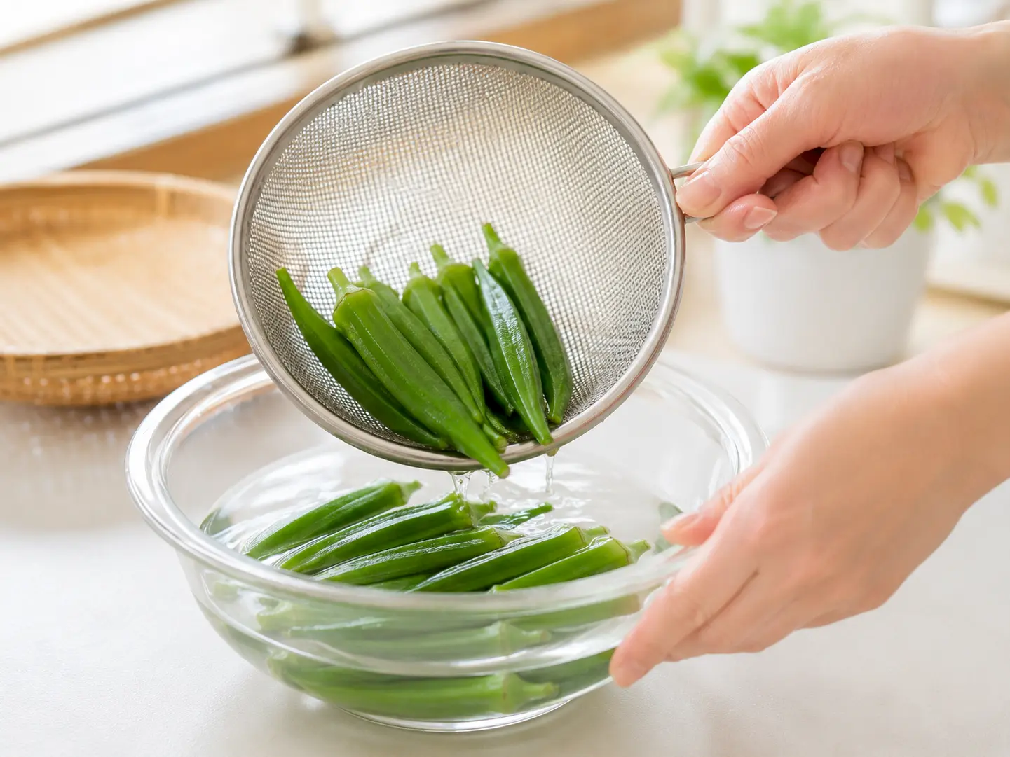 下ゆでしたオクラを清潔な冷水へ短時間取っている工程