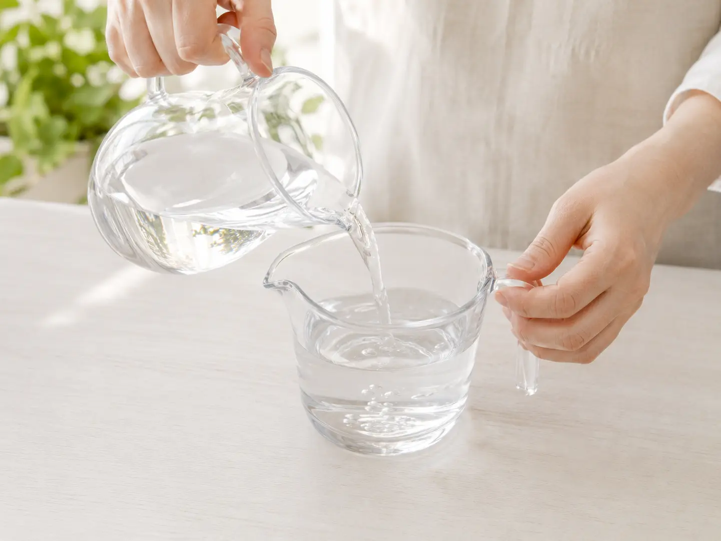 透明な計量カップで水400mlを量っている工程