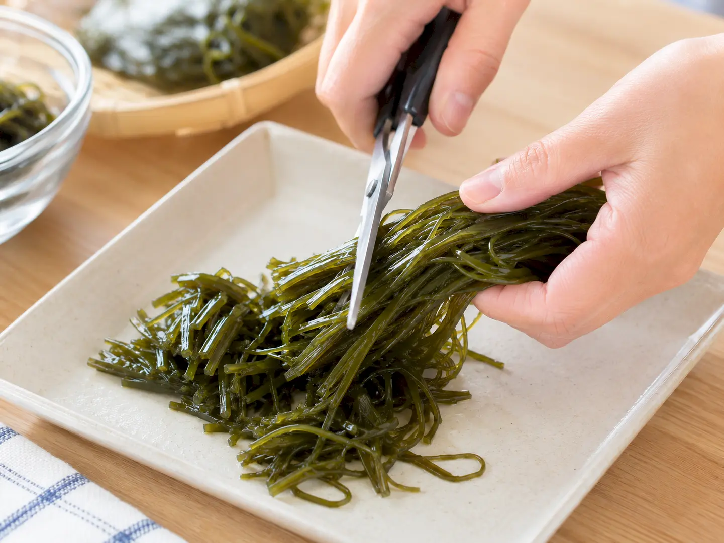 味付けされていない芽かぶを食べやすい長さへ整えている工程