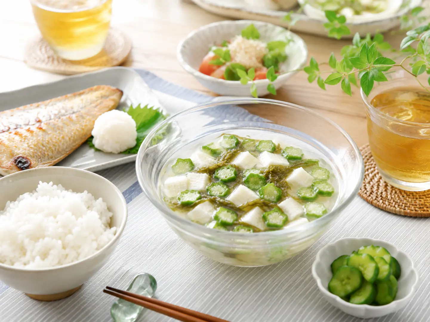 暑い日の家庭の食卓へオクラと山芋の水キムチを添えた様子