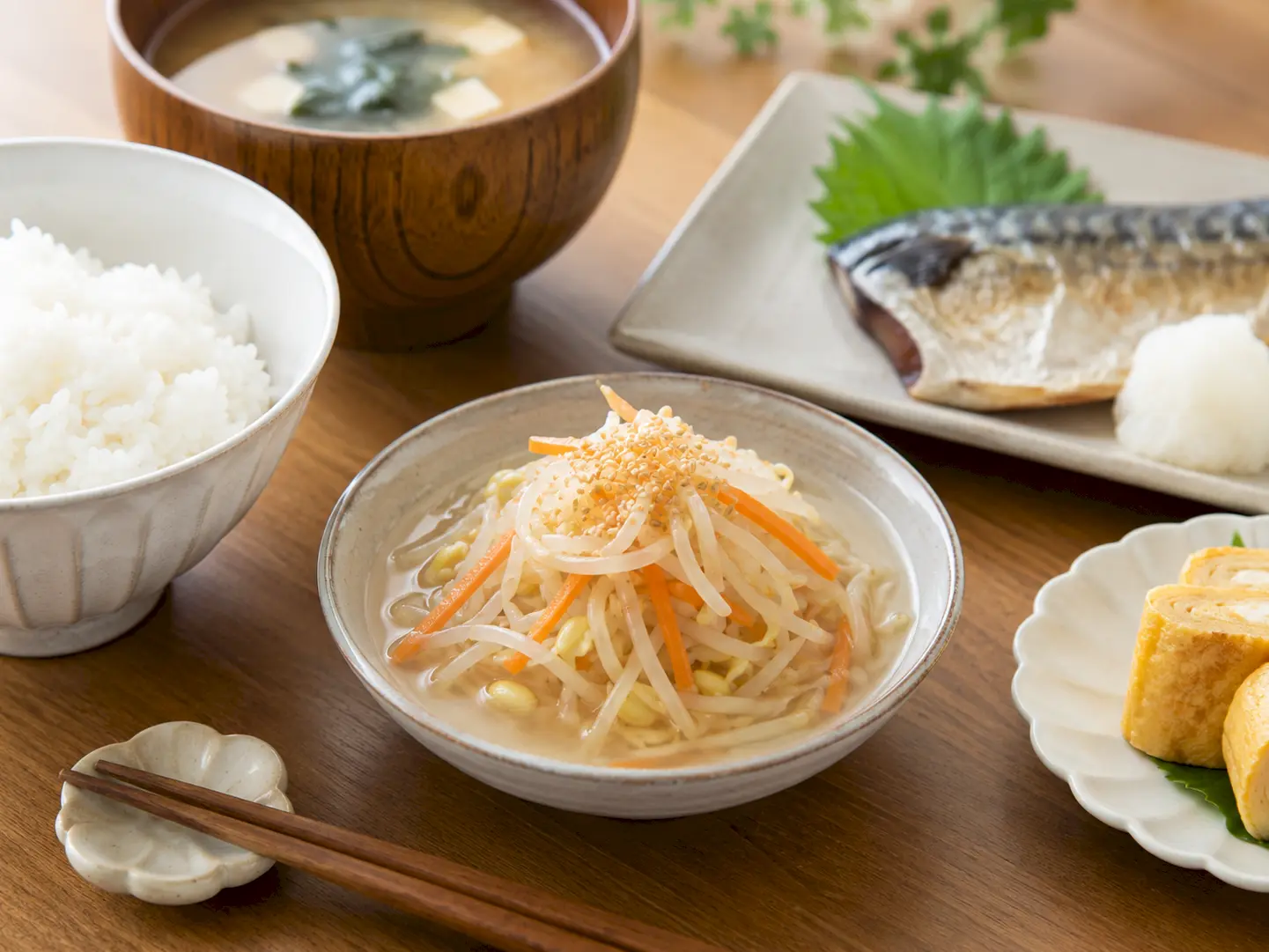 家庭の食卓へ冷製もやしの水キムチを小鉢で添えた様子