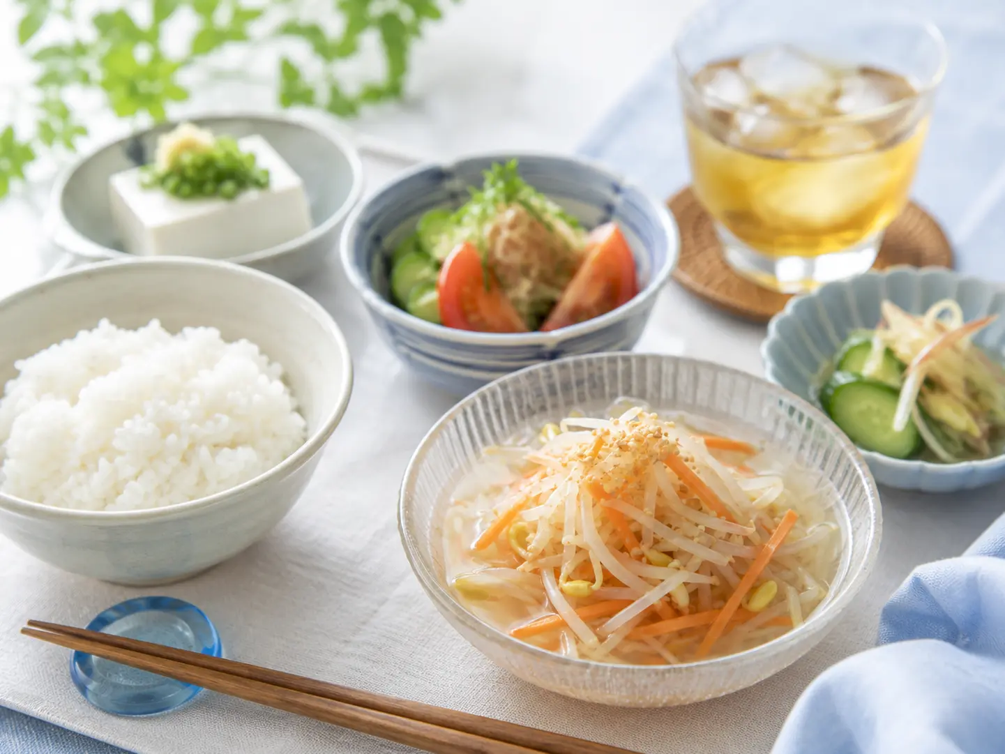 夏の家庭の食卓へ冷製もやしの水キムチを添えた様子