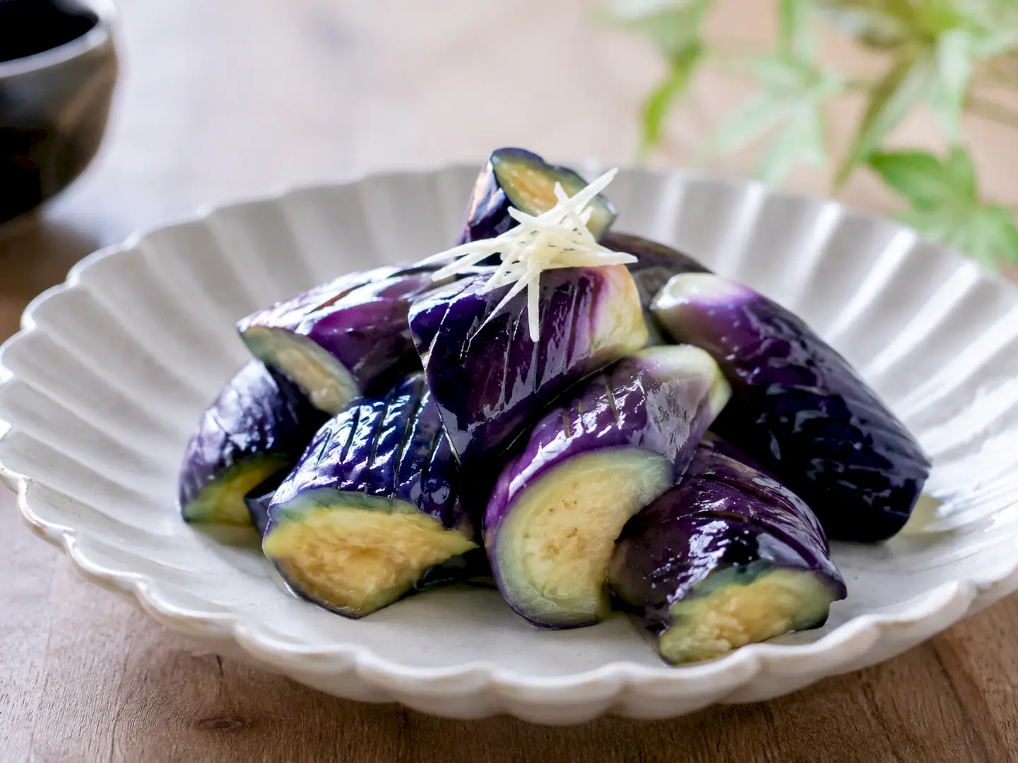 鮮やかな紫色に漬かったなす漬を食べやすく切って器へ盛り付けた完成写真