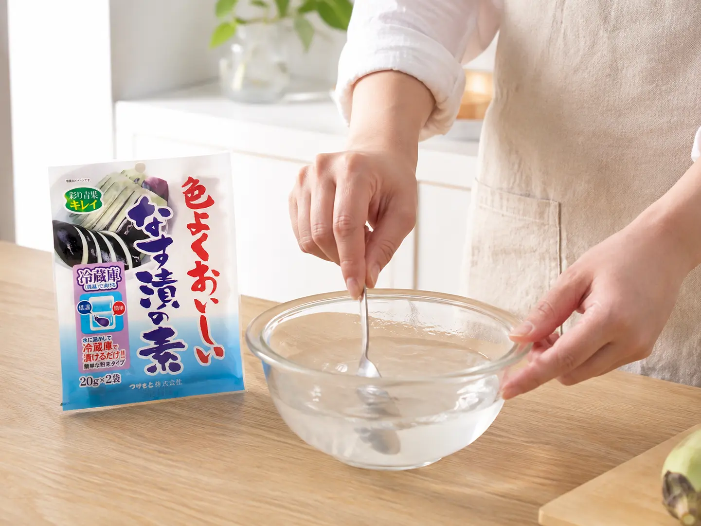 保存袋の外側から水となす漬の素をよく混ぜている工程