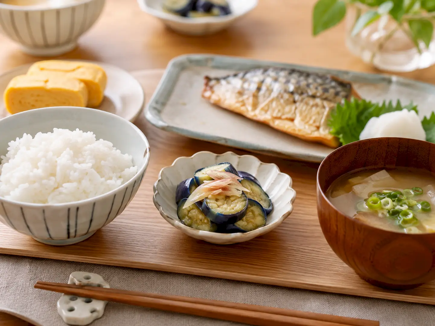 ご飯や味噌汁と一緒になす漬を小鉢へ盛った家庭の食卓