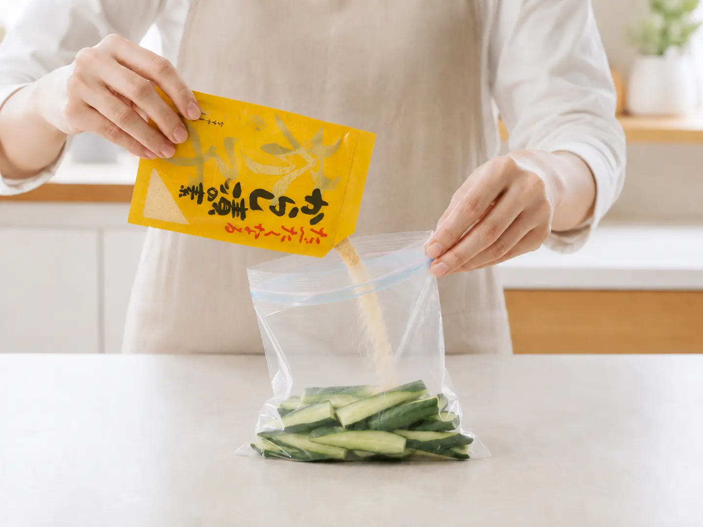 きゅうりの入った保存袋へ、からし漬の素1袋(50g)を加えている工程