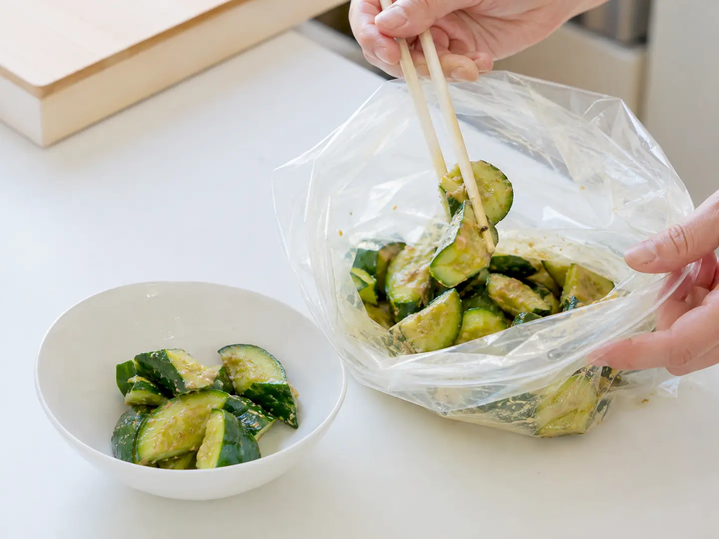 漬け上がったきゅうりのからし漬を保存袋から器へ取り出している工程