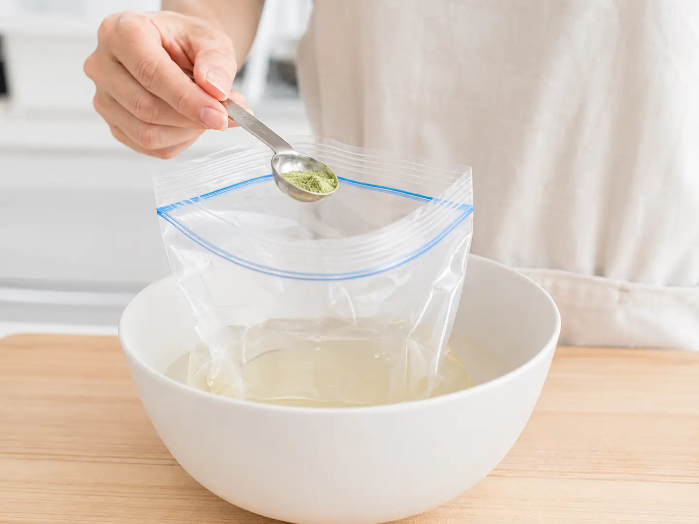 保存袋へ粉わさび小さじ1を加えている工程