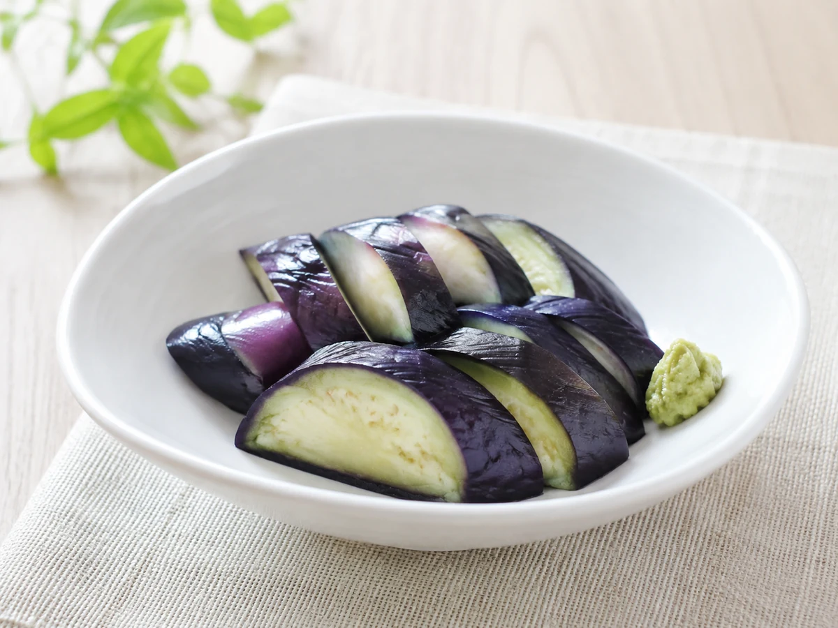 白い小鉢へ盛り付けた、完成したなす漬け わさび風味