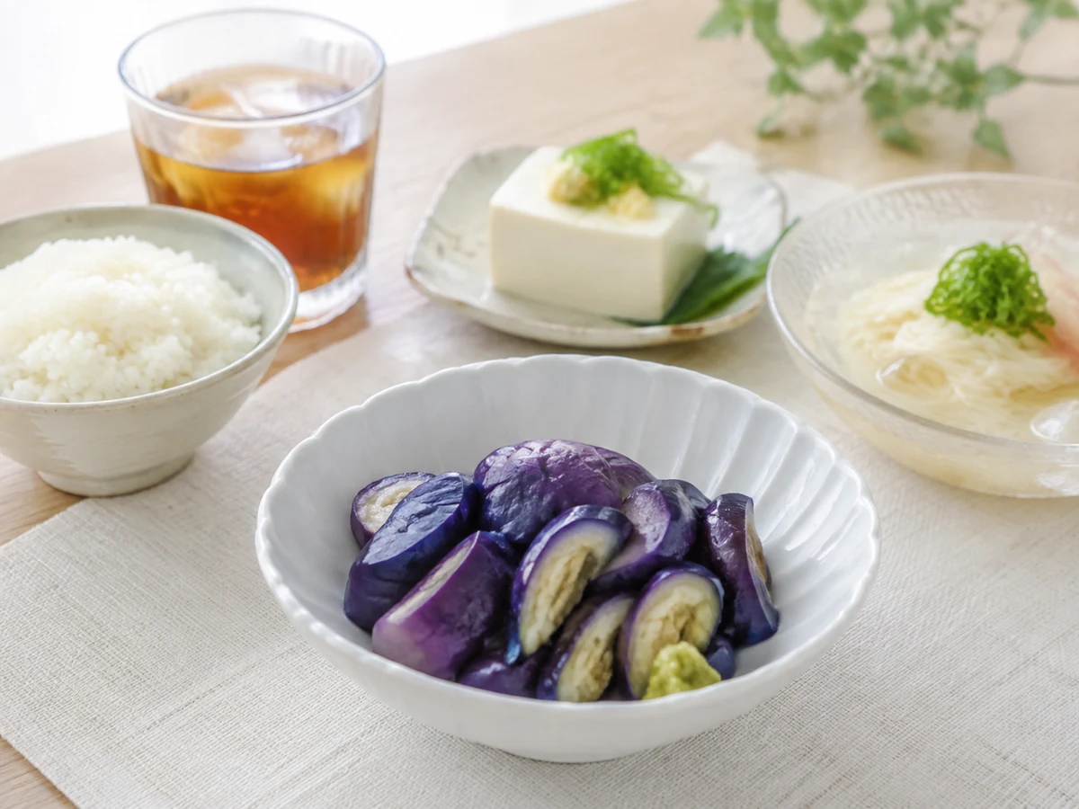 ご飯や冷ややっこと一緒に、なす漬け わさび風味を小鉢へ盛った夏の食卓