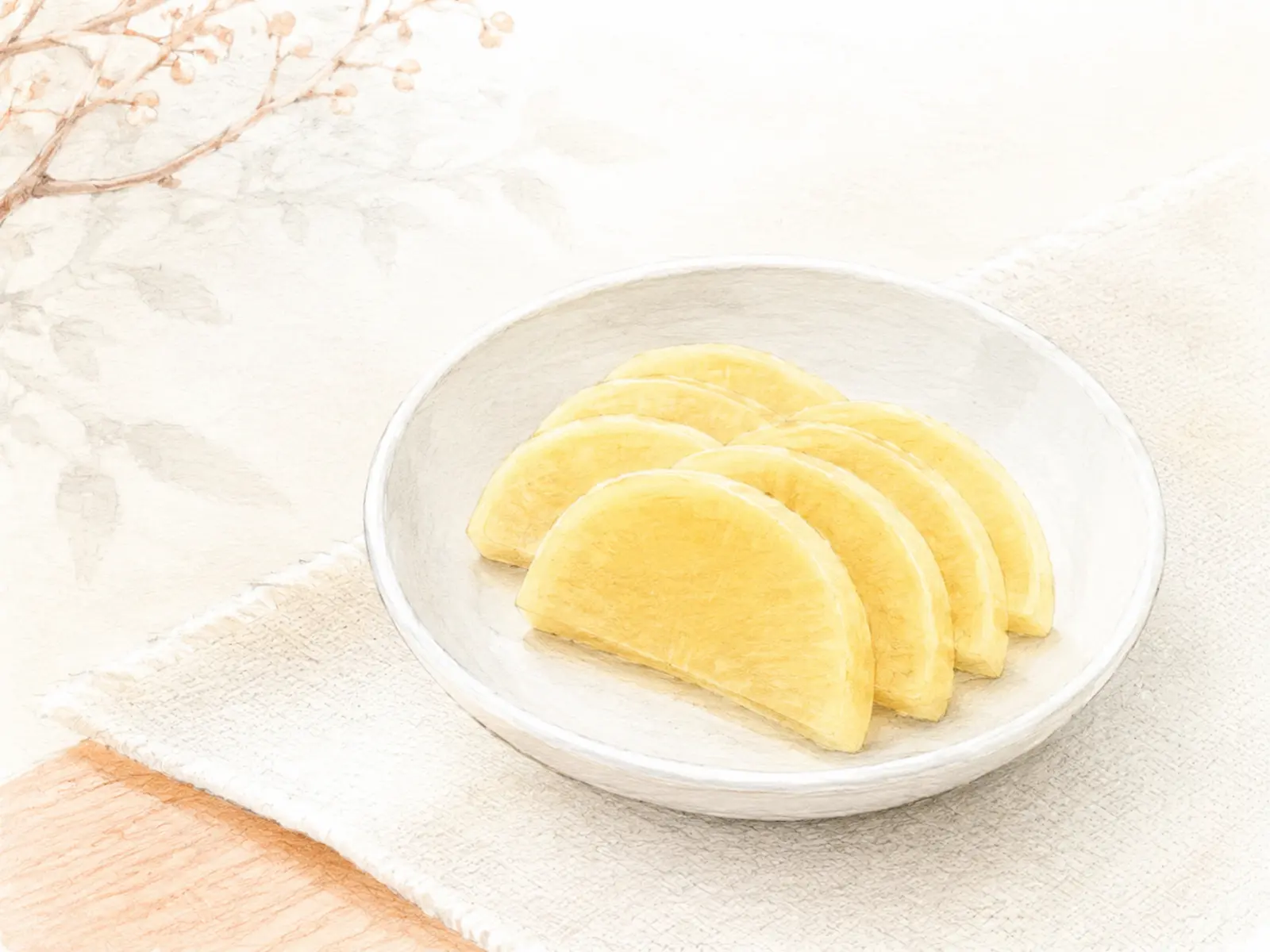 自然な薄黄色の手作りたくあんを食べやすく切り、白い器へ上品に盛り付けた様子