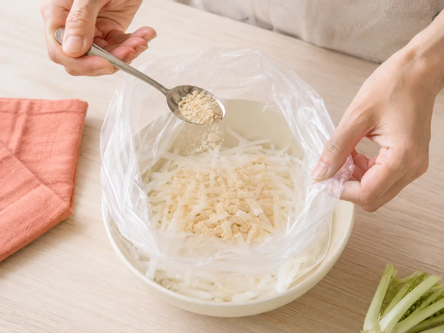 ポリ袋の刻み大根へたくあん漬の素たくちゃん大さじ1杯半を加えている工程