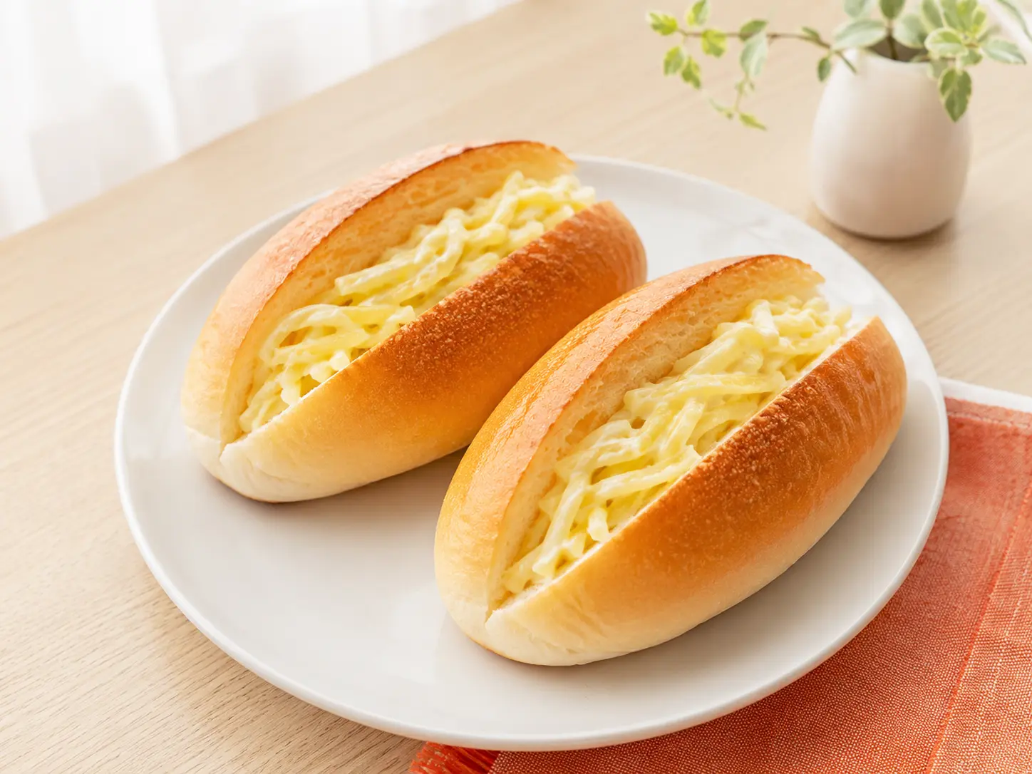 表面を軽くトーストしたバターロールで作ったたくあんサンドパン
