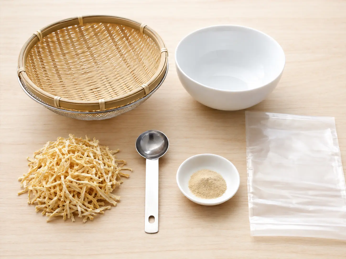 乾燥した切り干し大根50gと大さじ、清潔なボウル、ざる、食品用ポリ袋を並べた材料と道具