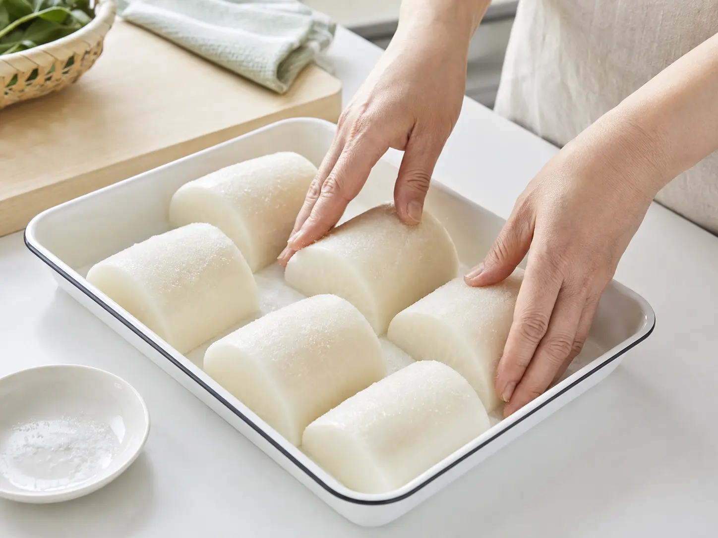 6本に切った大根へ食塩50gを均一にすり込む手元