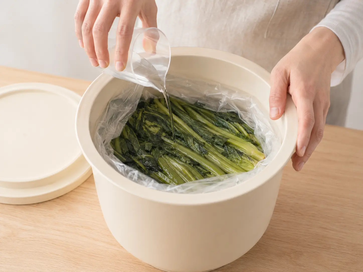 水上がりが悪い野沢菜漬けへ水10に対して酢1で作った呼び水を加える手元